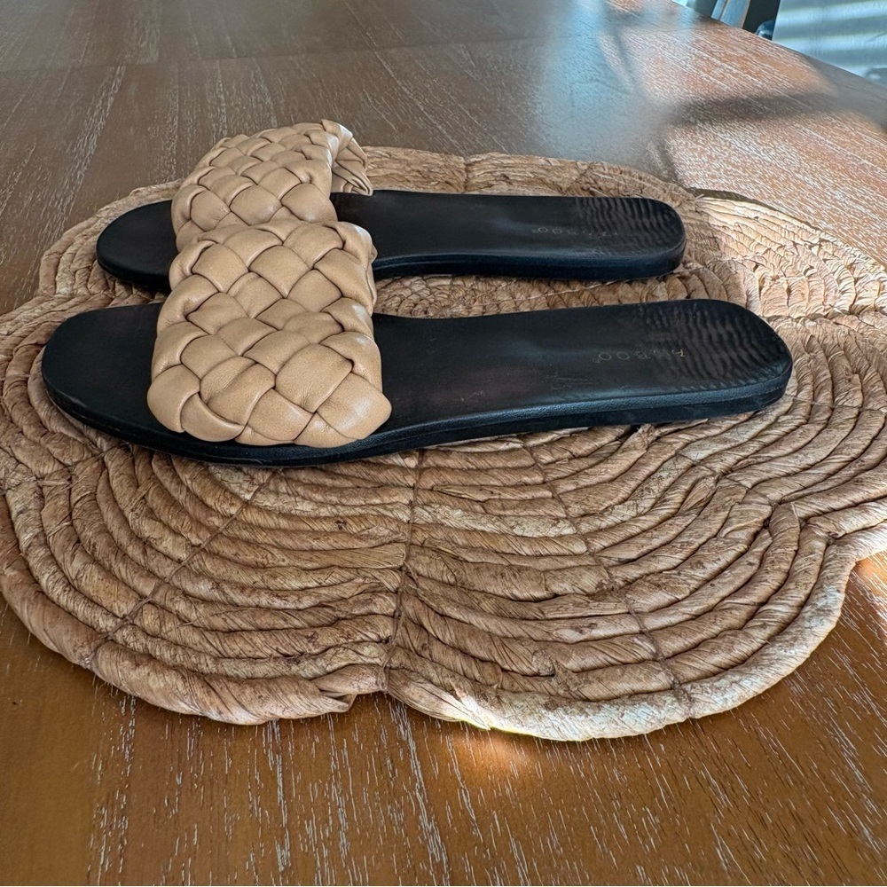 BAMBOO Tan Leather Woven Slide Sandals Great Condition